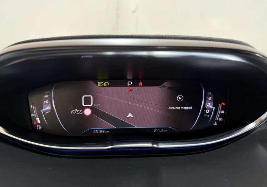 Affichage numérique du tableau de bord du Peugeot 5008 gris clair, montrant la navigation et compteurs à l'arrêt.