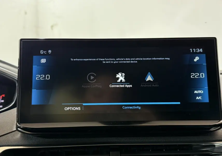 Écran tactile central du tableau de bord du Peugeot 5008 gris clair, affichant Apple CarPlay et Android Auto.
