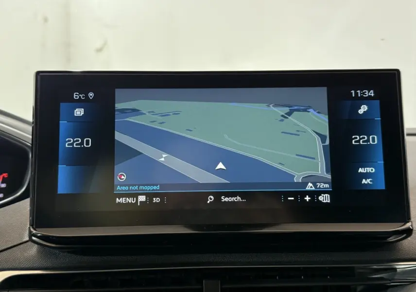 Écran tactile central du tableau de bord du Peugeot 5008 gris clair, affichant la navigation en 3D.