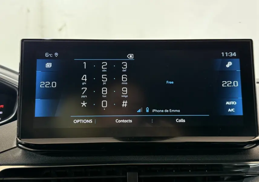 Écran tactile central du tableau de bord du Peugeot 5008 2021 affichant le clavier téléphonique et la température à 22°C.