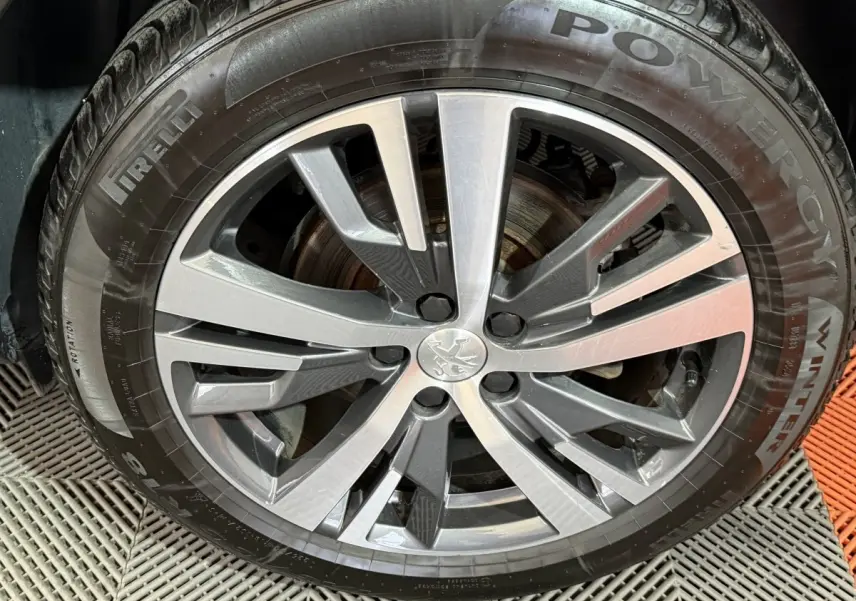 Gros plan sur la jante alliage Peugeot 5008 gris clair avec pneu hiver Pirelli Powergy Winter.