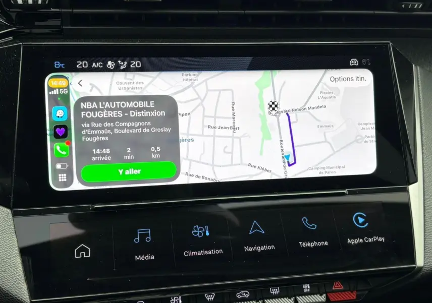 Vue rapprochée de l’écran tactile central du Peugeot 308 SW Hybrid 2025 affichant la navigation Apple Car Play.