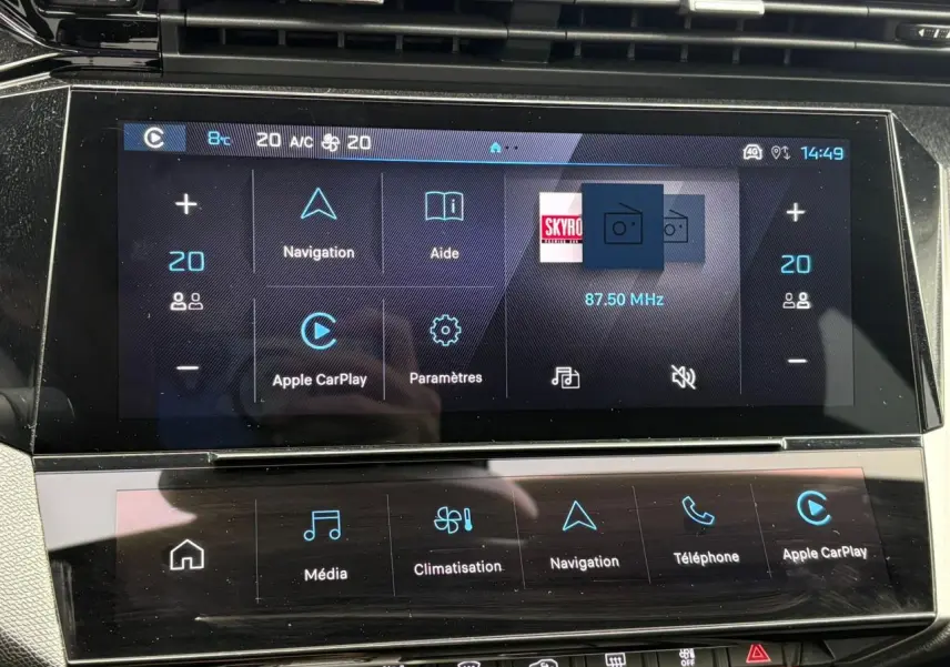 Vue rapprochée de l'écran tactile central du Peugeot 308 SW Hybrid 2025 avec interface Apple CarPlay et navigation affichée.