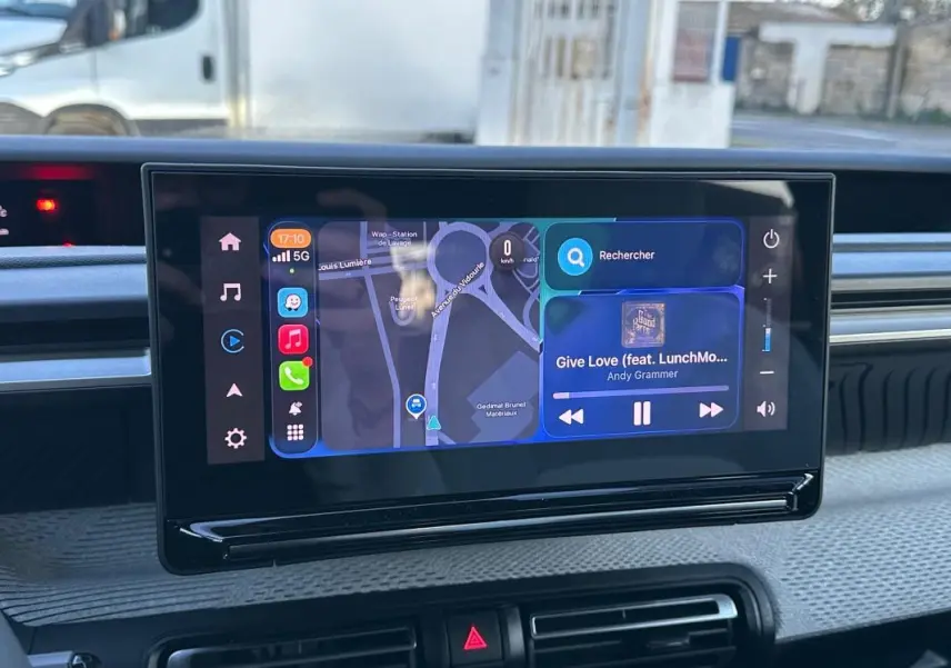 Écran tactile central de la Citroën C3 noire 2025 affichant navigation et musique, vue intérieure frontale.