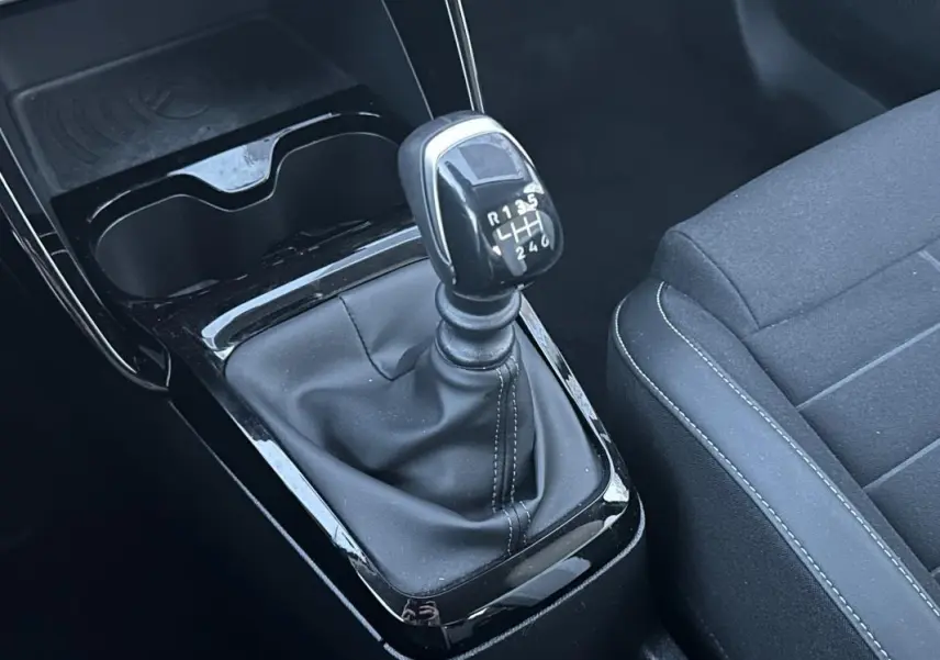 Gros plan sur le levier de vitesse manuel noir et la console centrale de la Citroën C3 Turbo 100 ch, intérieur tissu noir.