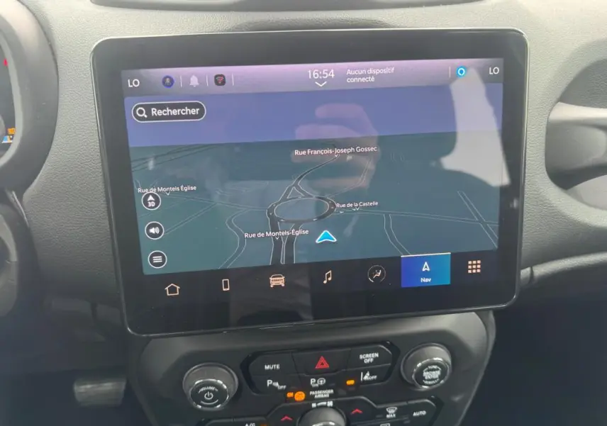 Écran tactile central du Jeep Renegade 2024 affichant le GPS, avec commandes climatisation et audio en dessous.