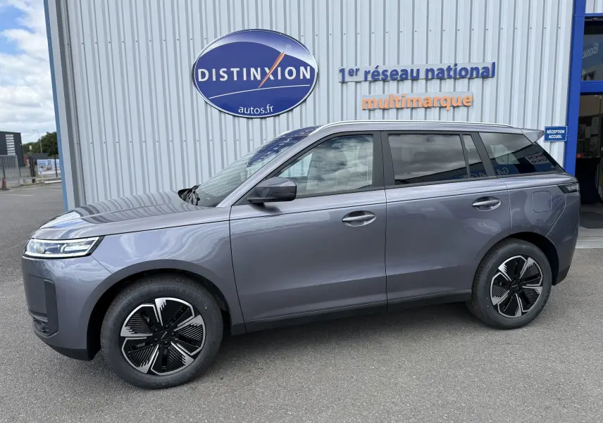 Vue de profil côté gauche du SUV JAECOO J5 gris Phantom, soulignant ses jantes noires au design futuriste.