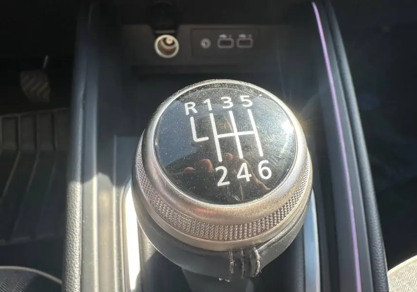 Gros plan sur le levier de vitesses manuel de la Renault Clio 1.0 Eco-G 100ch Techno, intérieur noir avec coutures visibles.