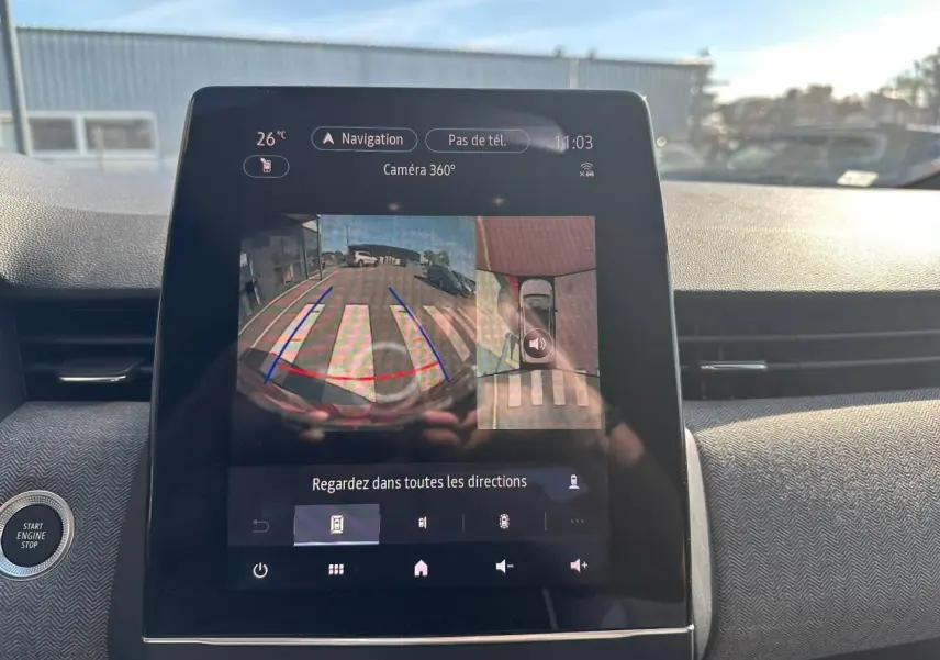 Écran tactile intérieur de la Renault Clio 2025 affichant la caméra 360°, vue avant du tableau de bord.