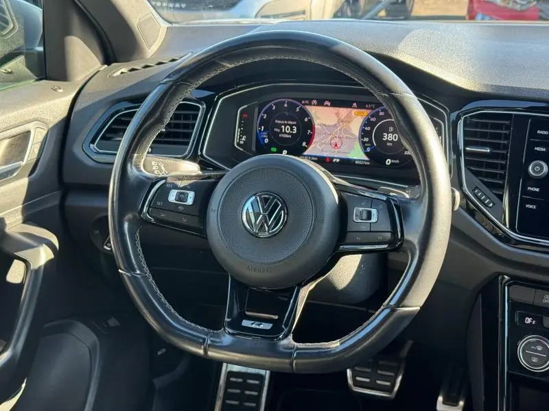 Vue rapprochée du volant cuir noir multifonction et du tableau de bord numérique du Volkswagen T-Roc 2019.