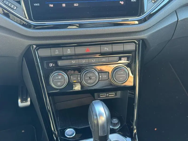 Détail de la console centrale noire du Volkswagen T-Roc 2019, avec commandes climatisation et levier de boîte automatique.