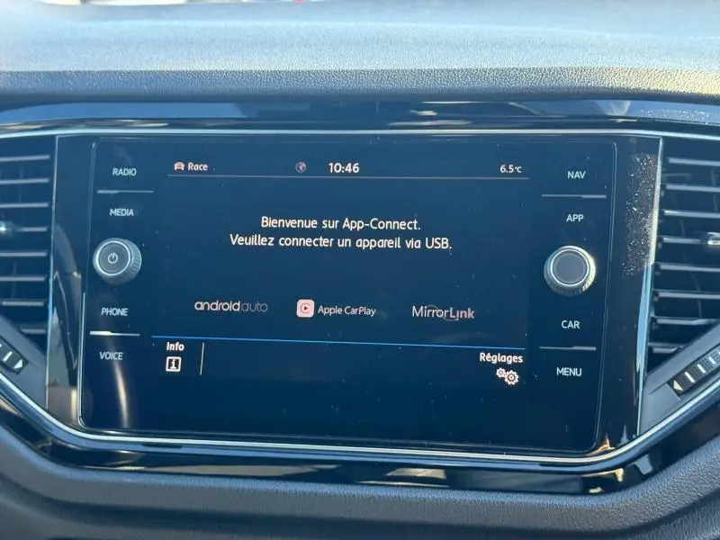 Écran tactile central du tableau de bord du Volkswagen T-Roc 2019 affichant l'accueil App-Connect.