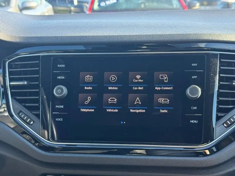 Écran tactile central du Volkswagen T-Roc 2019 affichant le menu multimédia et navigation, vue frontale rapprochée.