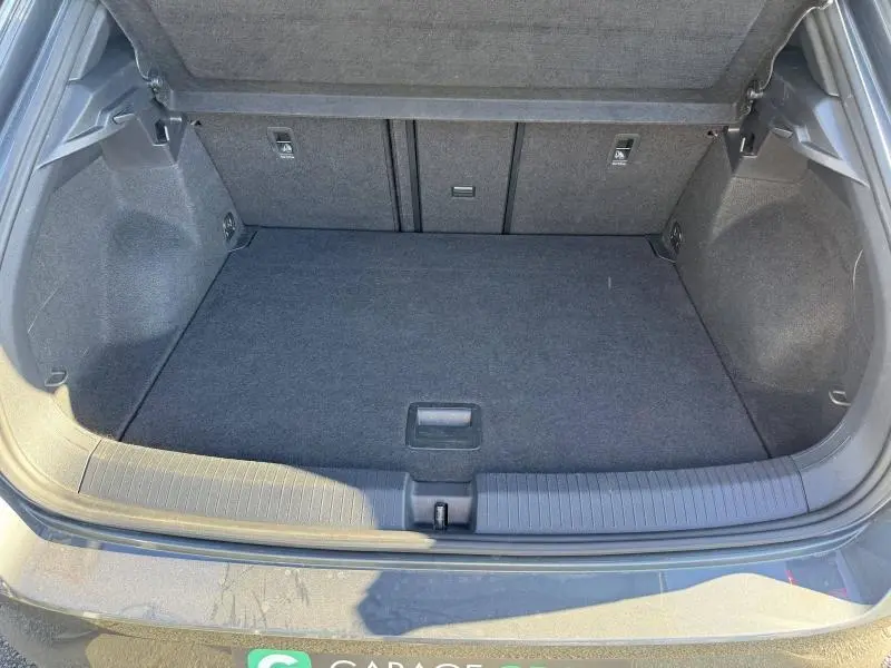 Vue plongeante sur le coffre spacieux et propre du Volkswagen T-Roc 2.0 TSI 300ch R, intérieur noir.