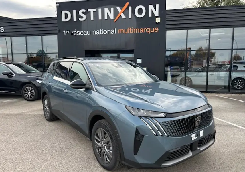 Peugeot 5008 hybride bleu Ingaro en 3/4 avant droit avec calandre noire et feux LED griffés visibles