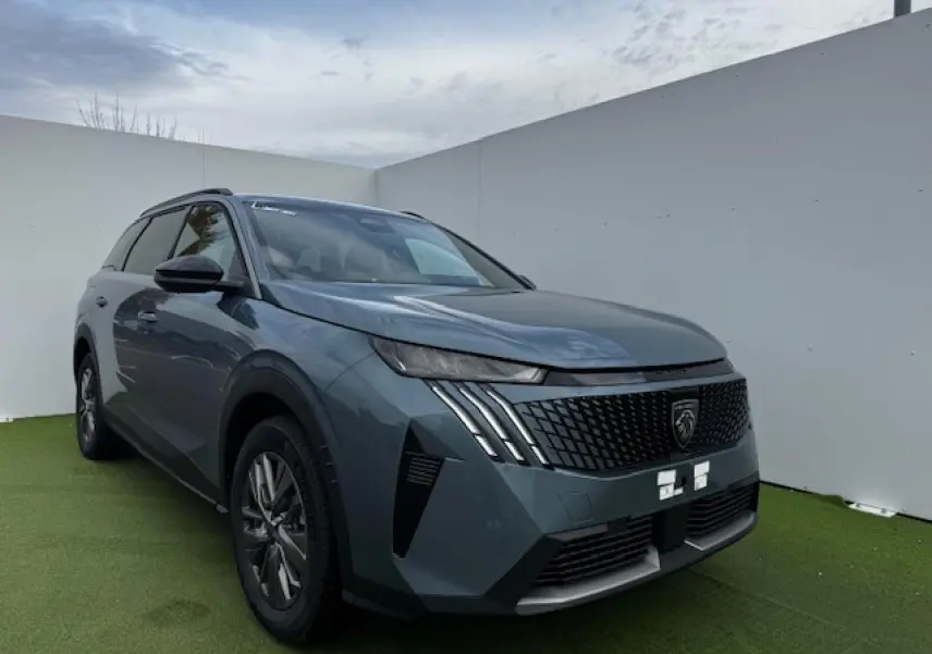 Peugeot 5008 bleu Ingaro en 3/4 avant droit, avec calandre noire et feux LED griffés distinctifs.