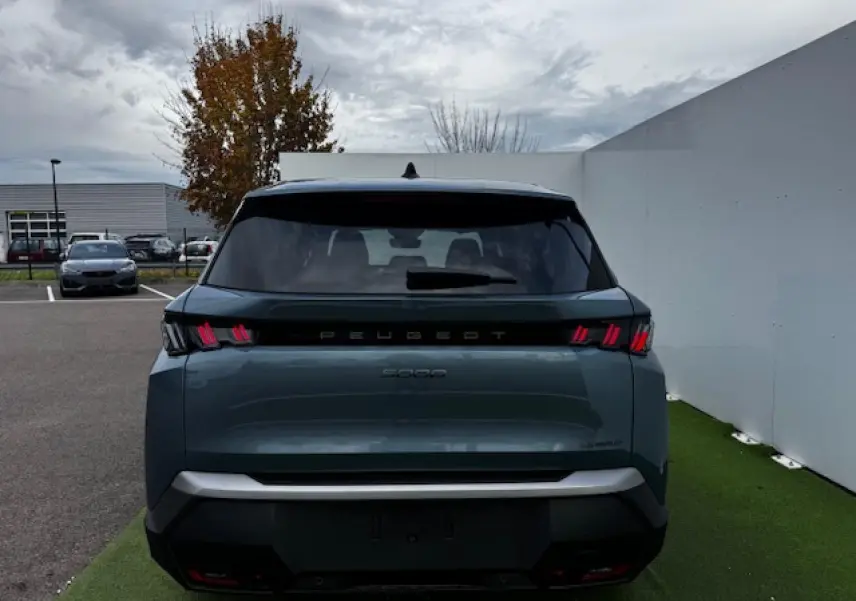 Vue arrière du Peugeot 5008 Bleu Ingaro métallisé 2025 avec feux arrière LED à trois griffes distinctifs.