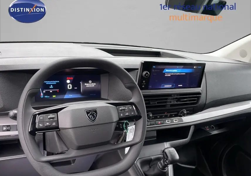 Intérieur du Peugeot Expert Fourgon 2025, vue du poste de conduite avec volant multifonction et écran tactile central.
