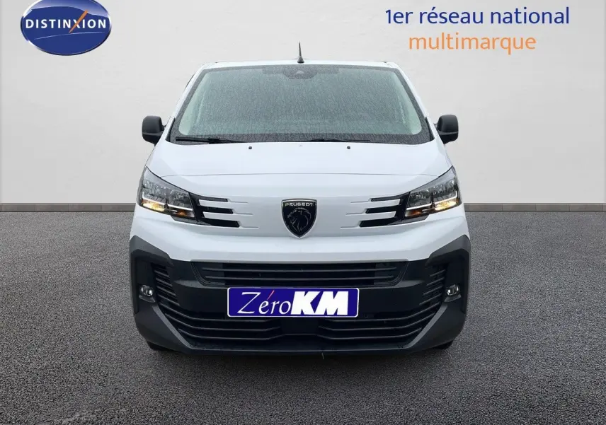Vue frontale d'un Peugeot Expert Fourgon blanc 2025 avec calandre noire et phares allumés sur fond neutre.