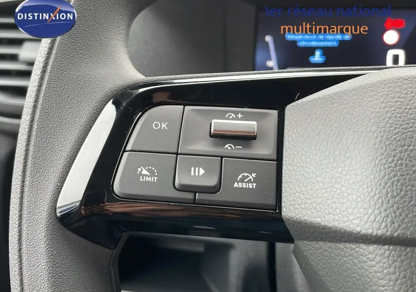 Gros plan sur les commandes au volant du Peugeot Expert Fourgon blanc 2025, mettant en valeur les boutons d'assistance et limiteur.
