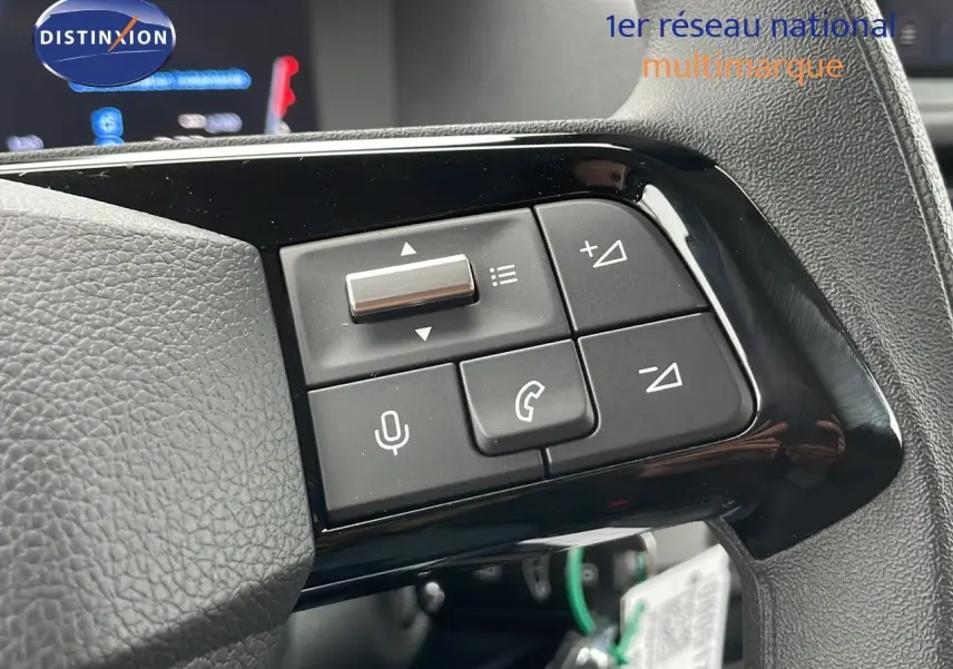 Gros plan sur les commandes vocales et téléphone au volant du Peugeot Expert Fourgon blanc, version 2025.