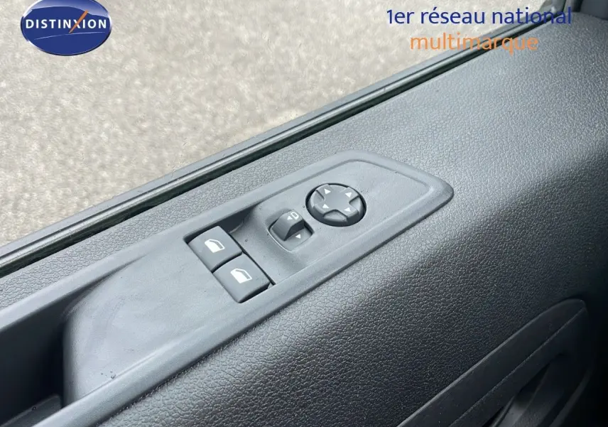 Gros plan sur les commandes de lève-vitres et réglage des rétroviseurs côté conducteur du Peugeot Expert Fourgon blanc 2025.