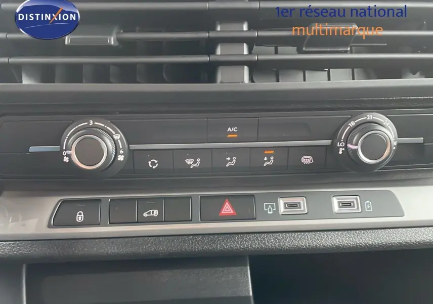 Vue rapprochée de la console centrale du Peugeot Expert Fourgon blanc 2025, montrant les commandes de climatisation et boutons fonctionnels.