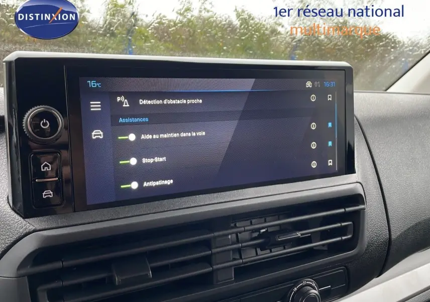 Écran tactile central du tableau de bord du Peugeot Expert Fourgon blanc, affichant les assistances à la conduite.