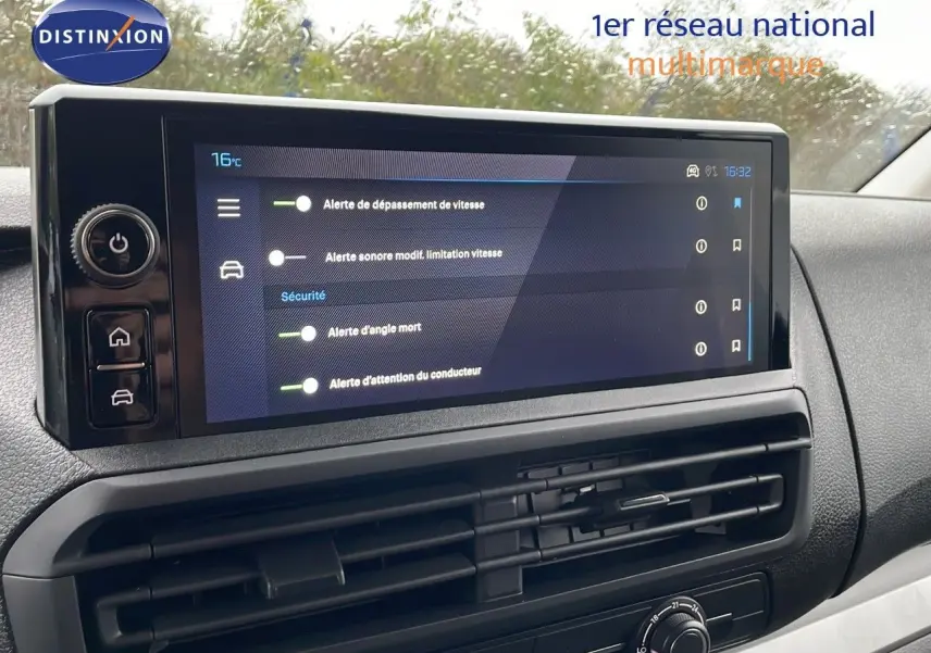 Écran tactile central du Peugeot Expert Fourgon blanc 2025 affichant les alertes de sécurité et de vitesse.