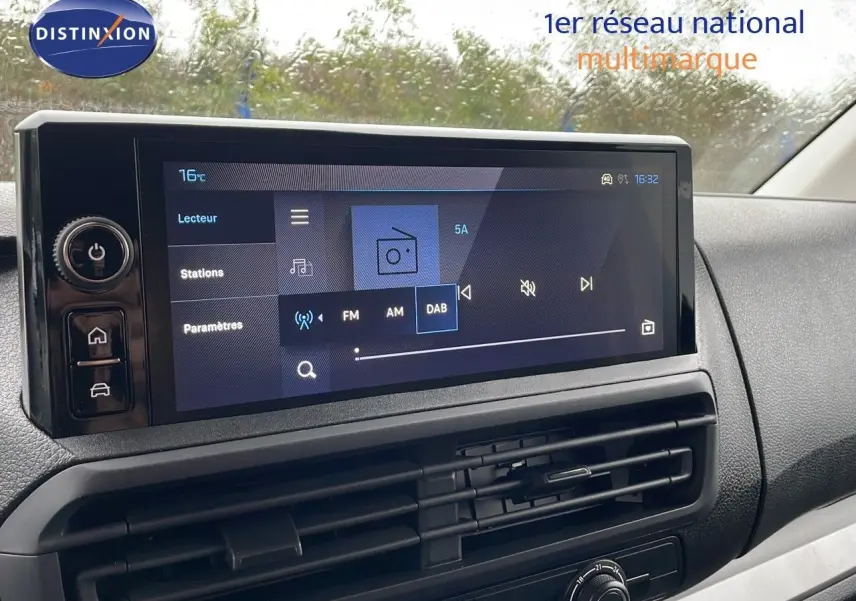 Écran tactile multimédia avec radio DAB et commandes intégrées dans le tableau de bord du Peugeot Expert Fourgon blanc 2025.
