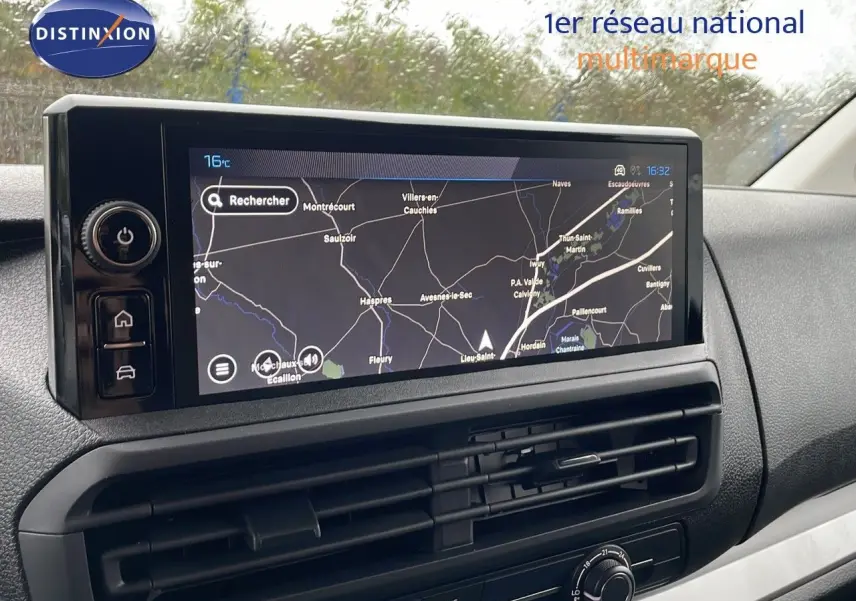 Écran tactile GPS en gros plan sur le tableau de bord du Peugeot Expert Fourgon blanc, vue intérieure frontale.