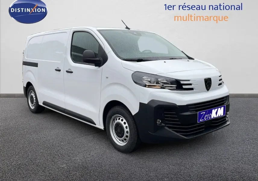 Peugeot Expert Fourgon blanc vu en 3/4 avant droit, avec pare-chocs noir et jantes acier simples.