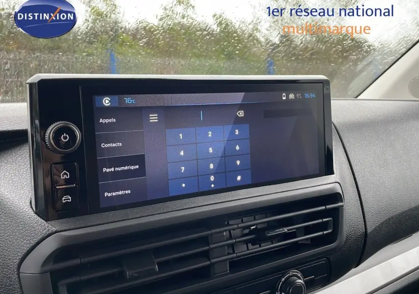 Écran tactile central du tableau de bord du Peugeot Expert Fourgon blanc, avec commandes numériques et ventilation visible.