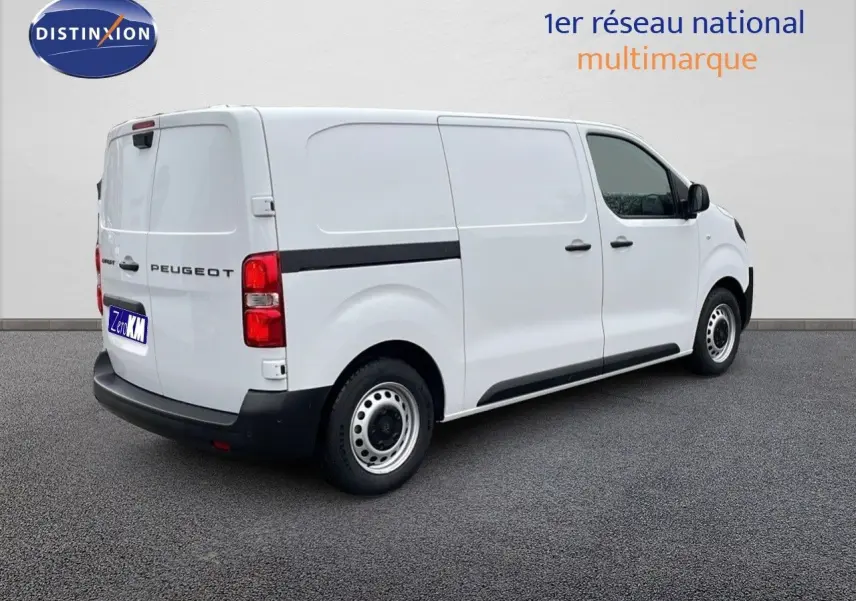 Vue 3/4 arrière droite d'un Peugeot Expert Fourgon blanc avec portes latérales et feux arrière rouges visibles.
