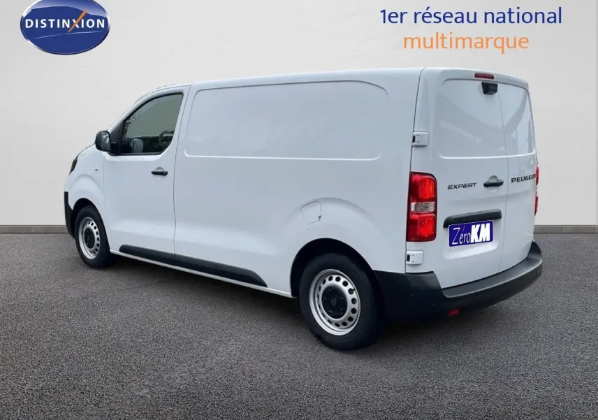 Vue 3/4 arrière droite d'un Peugeot Expert Fourgon blanc 2025 avec portes arrière battantes et jantes acier simples.