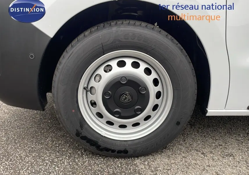 Gros plan sur la roue avant droite du Peugeot Expert Fourgon blanc 2025, soulignant la jante acier et le logo central.