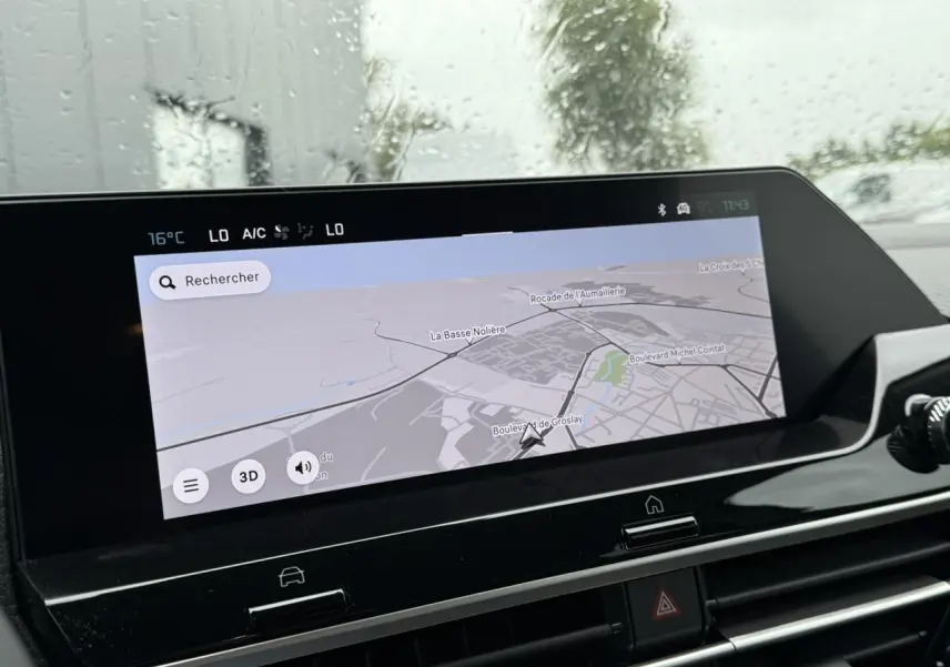 Écran tactile central affichant la navigation 3D du Citroën C4 hybride 2025, intérieur noir avec tableau de bord moderne.