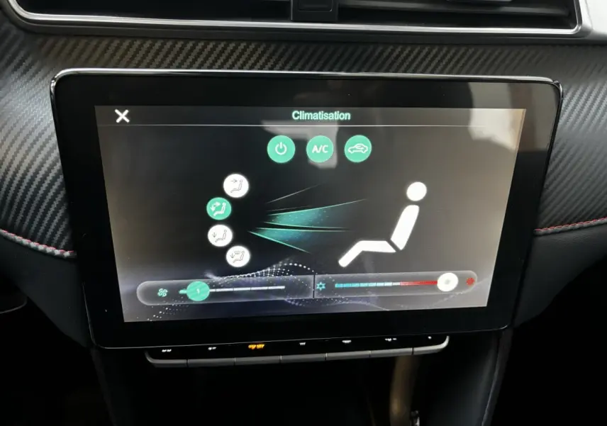 Écran tactile central affichant le réglage de climatisation dans l'habitacle du MG ZS gris clair 2022.