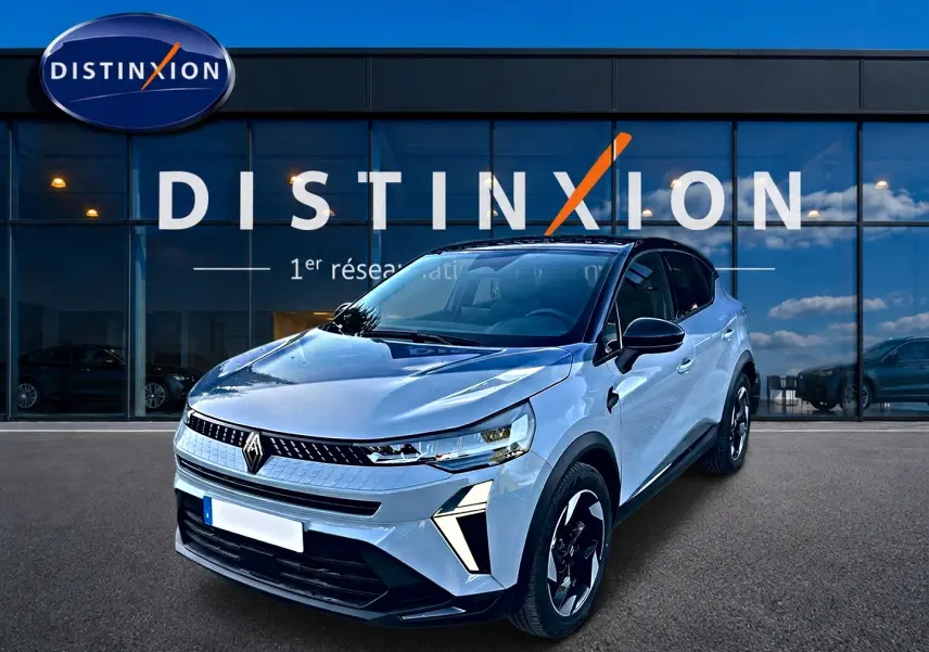 Vue 3/4 avant droite du Renault Captur 2026 gris rafale avec toit noir et jantes noires distinctives.
