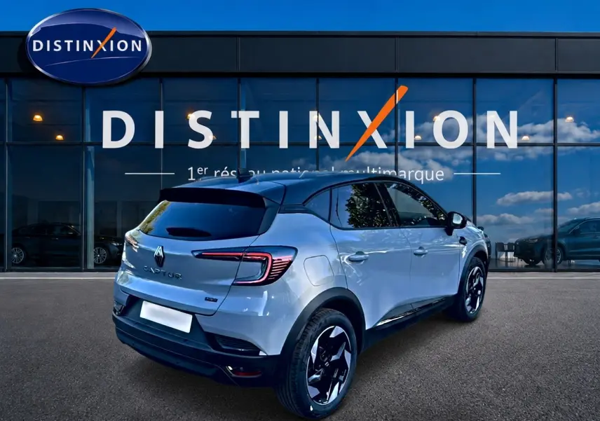 Vue 3/4 arrière droite du Renault Captur gris rafale 2026 avec feux arrière LED et jantes alu noires.