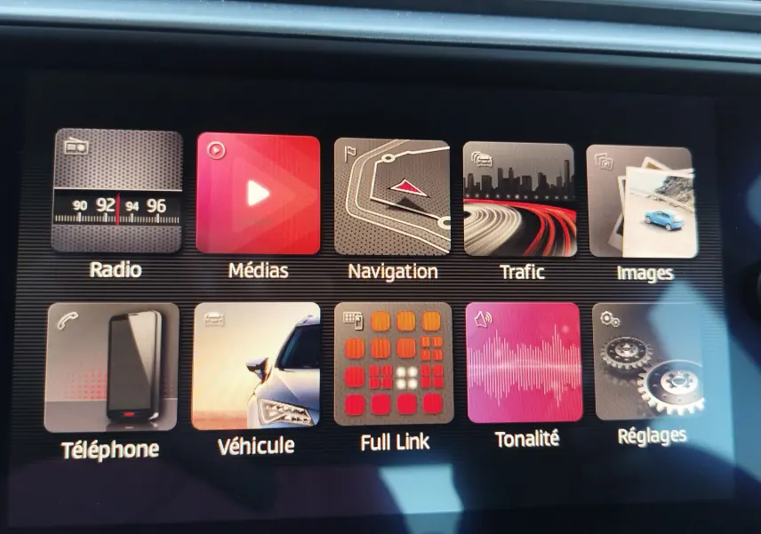 Écran tactile du système multimédia du SEAT Arona 2019 affichant les menus radio, médias, navigation et véhicule.