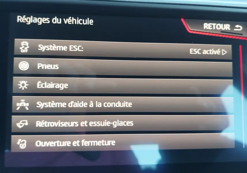Écran tactile du système de réglages du véhicule SEAT Arona 2019, affichant les options d'aide à la conduite et d'éclairage.