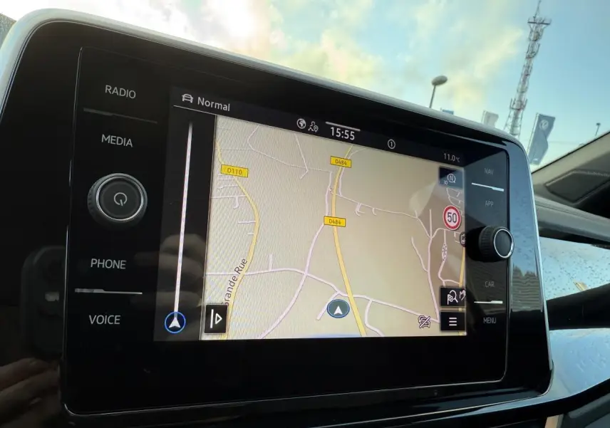 Écran tactile du système de navigation Discover Media dans l'habitacle du Volkswagen T-Roc 2025.