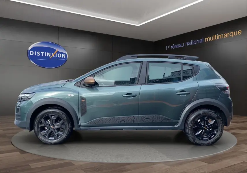 Vue de profil côté gauche d'une Dacia Sandero Stepway TCE 110 Extreme vert cèdre avec jantes alliage noires et détails décoratifs noirs.