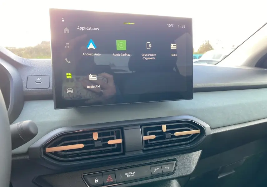 Vue intérieure du tableau de bord de la Dacia Sandero Stepway 2026, écran tactile avec applications Android Auto et Apple CarPlay.