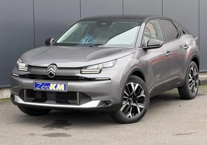 Citroën C4 NV Hybrid 145 gris Mercury en 3/4 avant droit avec toit bi-ton noir et jantes alliage 18 pouces.