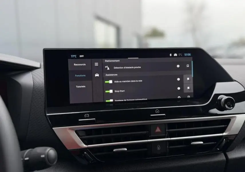 Écran tactile central affichant les options d'assistance à la conduite dans l'habitacle du Citroën C4.