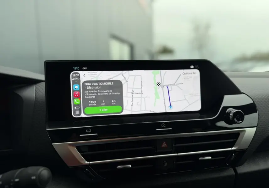 Écran tactile central affichant la navigation GPS dans l’habitacle d’une Citroën C4 gris Mercury, vue de face.