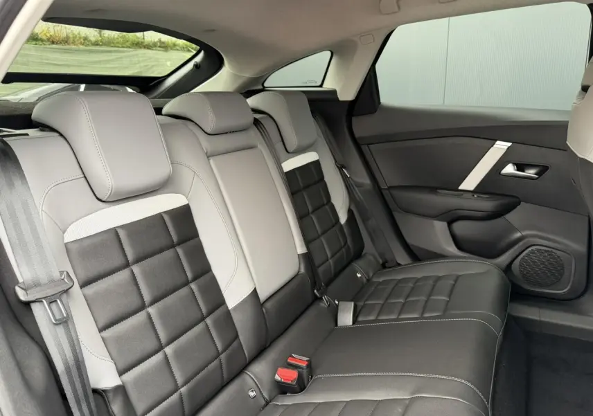 Vue intérieure du siège arrière droit de la Citroën C4 2025 avec garnissage bicolore noir et gris clair.