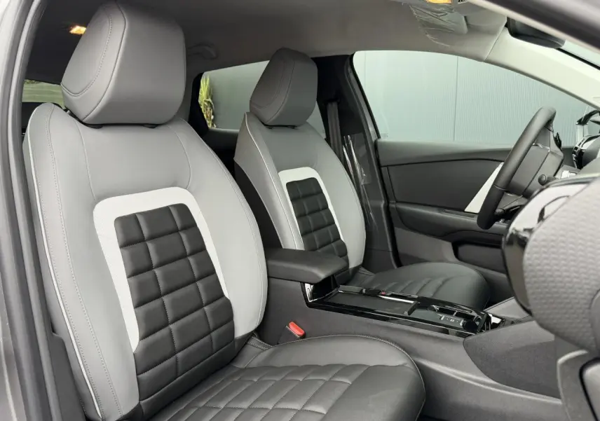Vue intérieure de profil droit sur les sièges Advanced Comfort gris clair et noir de la Citroën C4 NV Hybrid 2025.